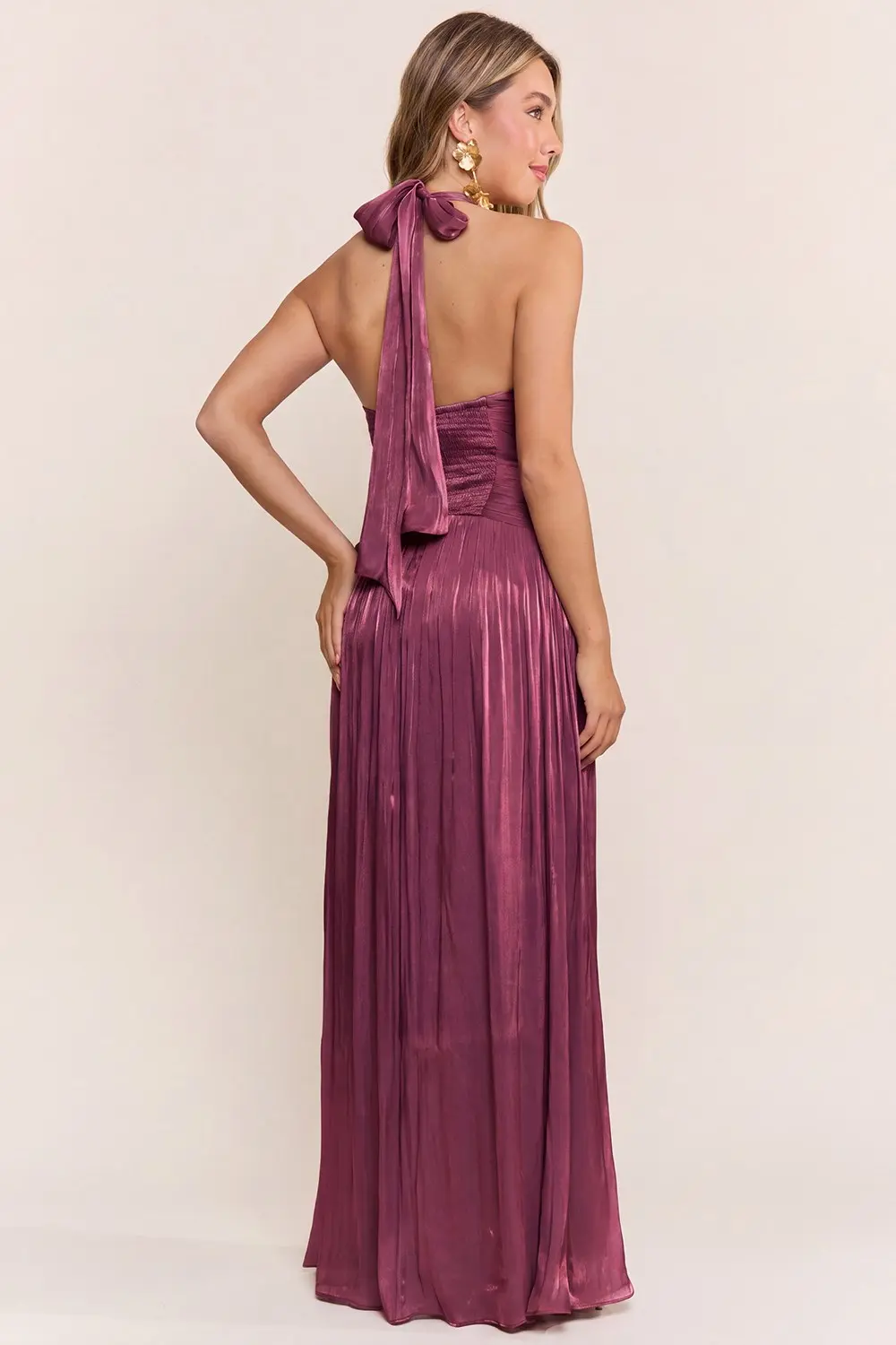 Vestido Largo de Noche Plisado Halter con Abertura Modelo 1051