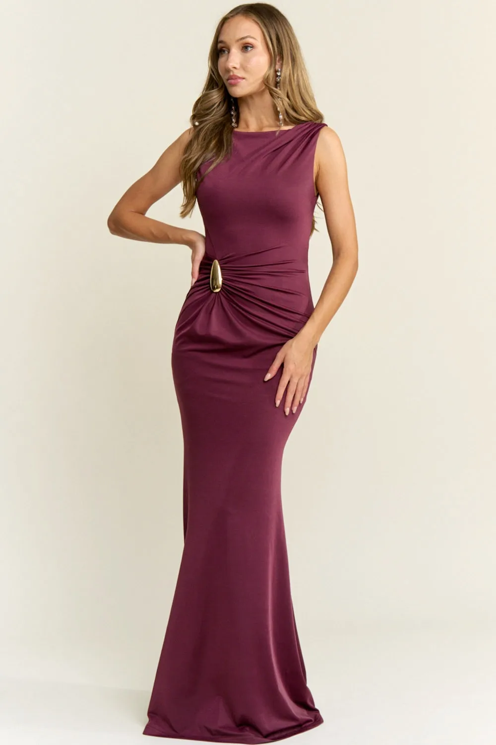 Vestido Largo De Noche Tinto Con Drapeado Lateral, Broche Dorado Y Escote Bote - Modelo EV944