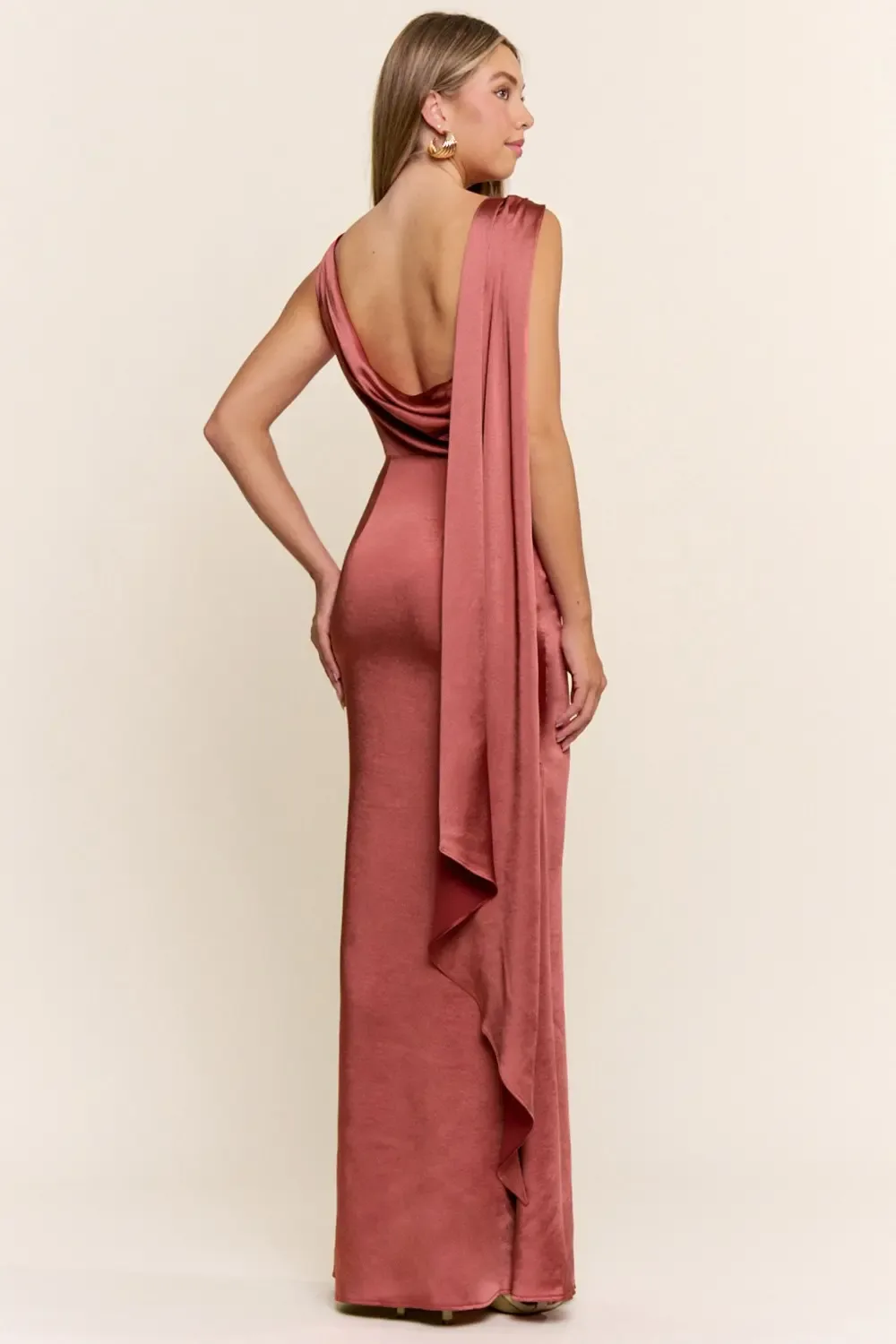 Vestido Largo De Noche Satinado Color Palo De Rosa Con Capa Lateral EV1047 — vista 4