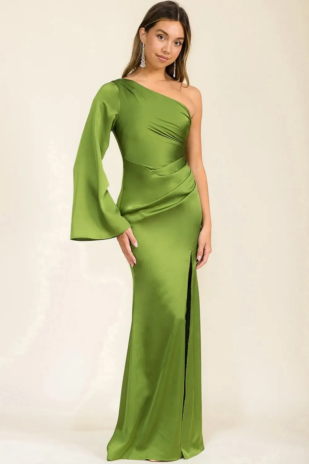 Vestido Largo De Gala Satinado De Un Hombro Con Manga Campana Y Abertura En Pierna - Modelo EV960