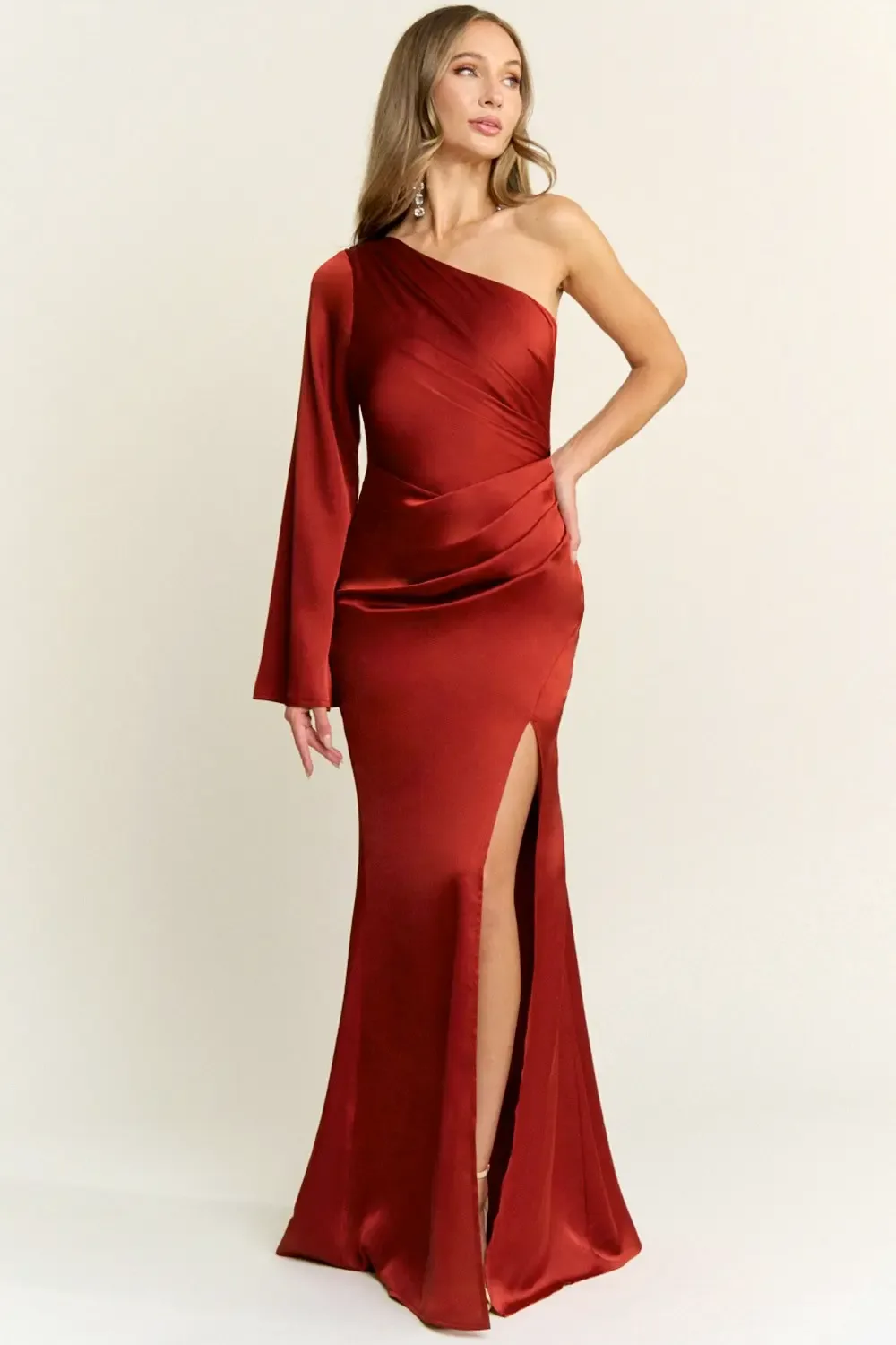 Vestido Largo De Gala Satinado De Un Hombro Con Manga Campana Y Abertura En Pierna - Modelo EV960 — vista 4