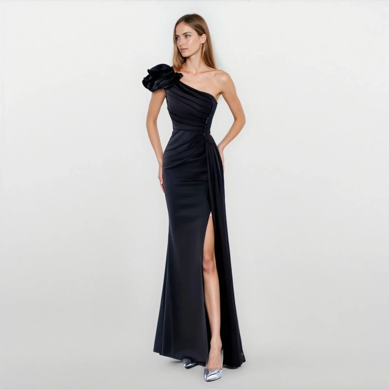 Vestido Largo De Noche Asimétrico Satinado Con Flor 3d En Hombro Y Abertura - Modelo EV810